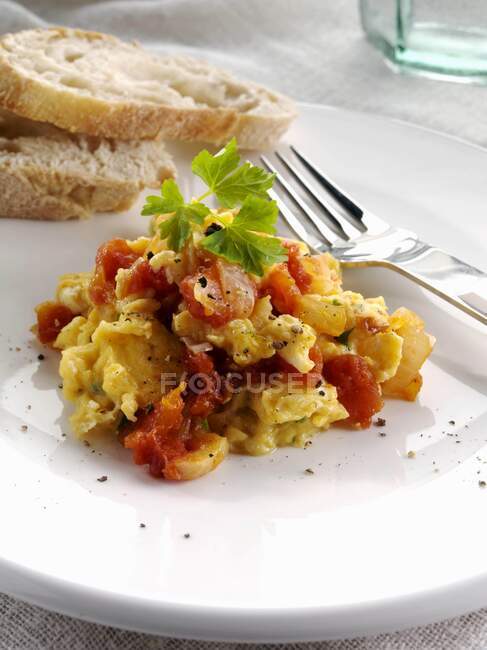 Um prato de ovos mexidos toscanos — Fotografia de Stock