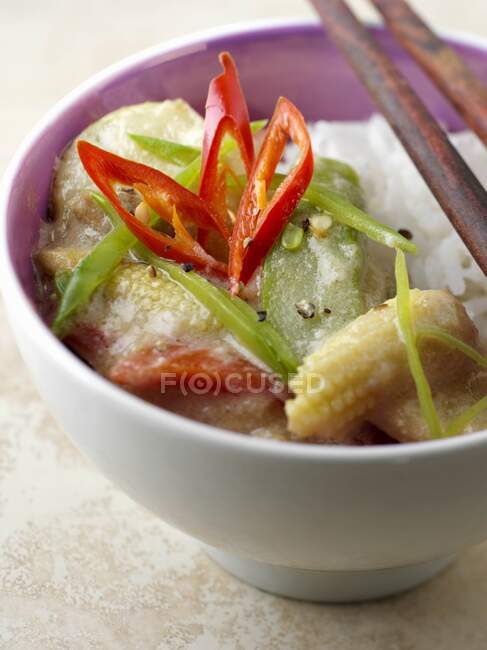Una ciotola di curry tailandese — Foto stock