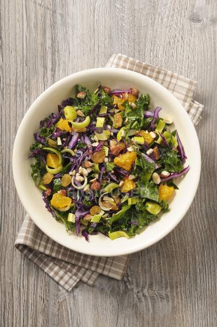 Wintery cabbage salad with green cabbage, red cabbage, orange and nuts — Stock Photo