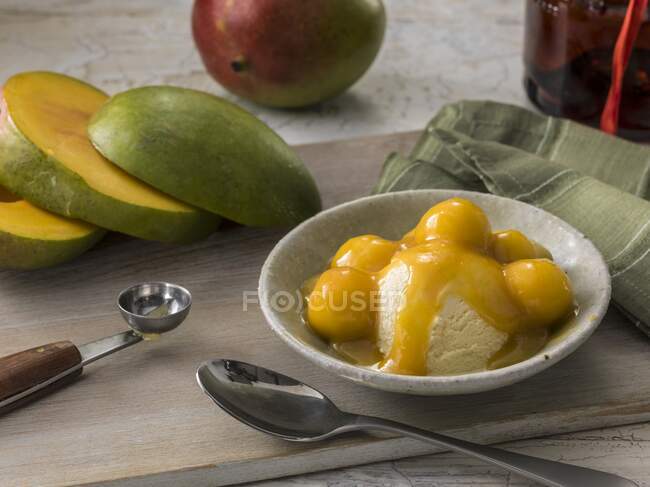 Mango jubilee flambe close-up view — Photo de stock