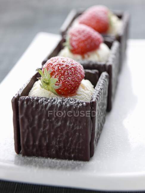 Mint chocolate wafers and vanilla icecream — Stock Photo