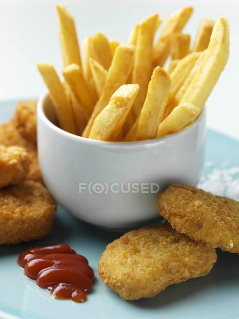 Nuggets y papas fritas de pollo - foto de stock