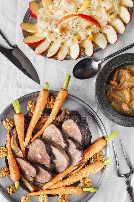 Carne asada con zanahorias y chucrut con manzana - foto de stock