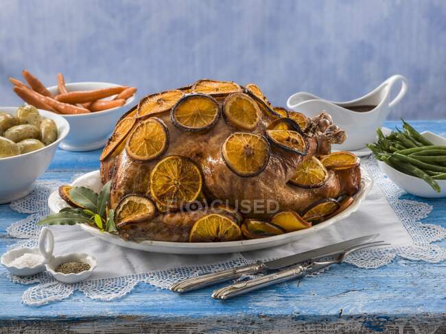Whole Turkey glazed with orange slices — Stock Photo