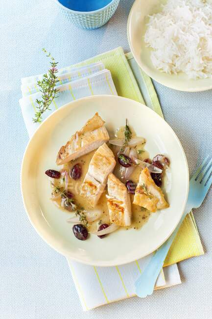Cranberry chicken in white wine sauce, served with rice — Stock Photo