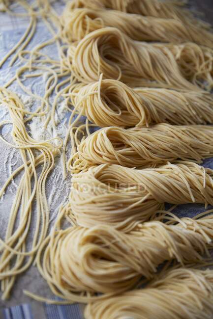 Primer plano de deliciosos espaguetis hechos en casa - foto de stock