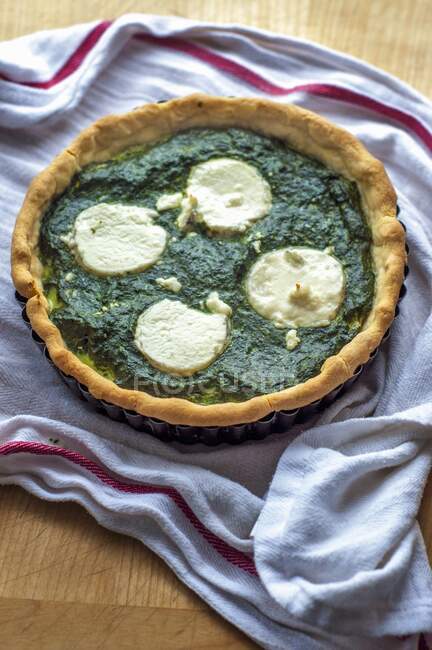 Spinach tart with goat's cheese — Stock Photo
