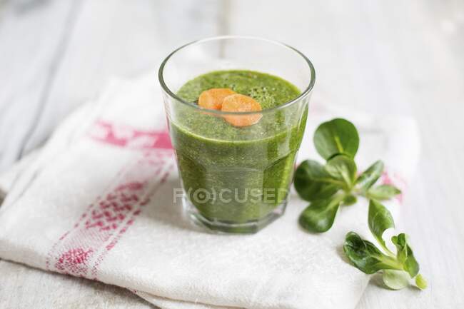 Green smoothie with carrots and lamb's lettuce — Stock Photo