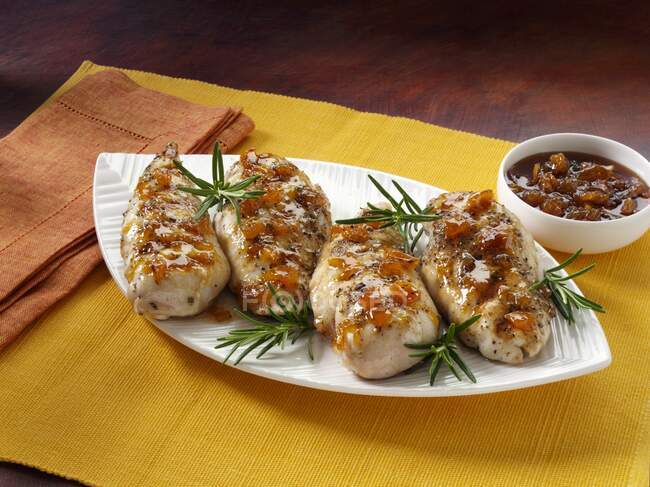 Gegrillte Hühnerbrust mit Pfirsich-Cantaloupe-Konserve — Stockfoto