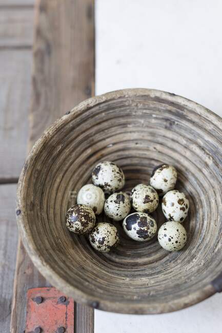 Œufs de caille dans un bol en bois, vue de dessus — Photo de stock