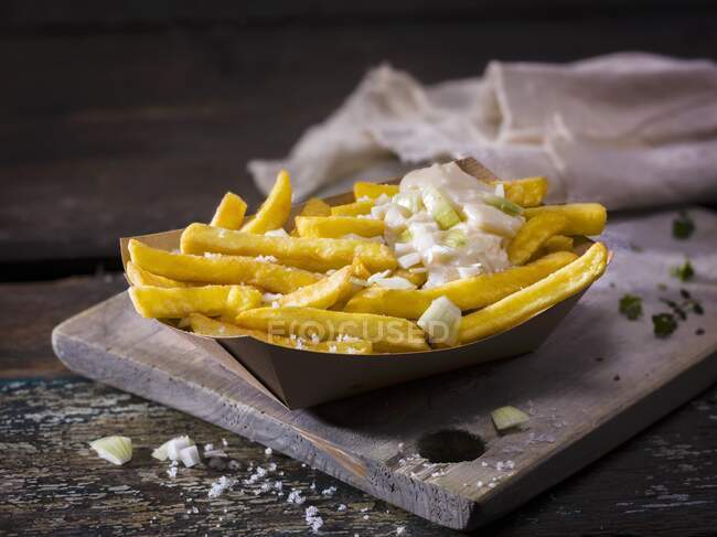 Papas fritas caseras con sal y mayonesa de cebolla de primavera - foto de stock