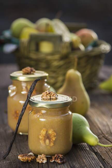 Грушеве варення з волоськими горіхами та ваніллю — стокове фото