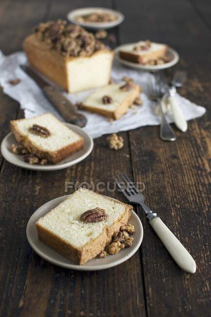 Bolo de pão de baunilha com nozes caramelizadas — Fotografia de Stock