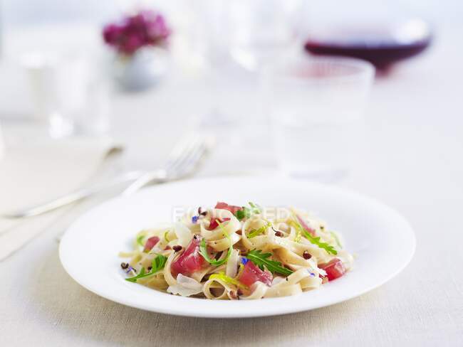 Tagliolini mit rohem Thunfisch, Rucola und Parmesan — Stockfoto
