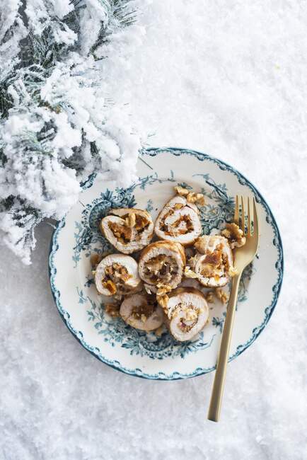 Stuffed turkey breast on a plate in the snow at Christmas — Stock Photo