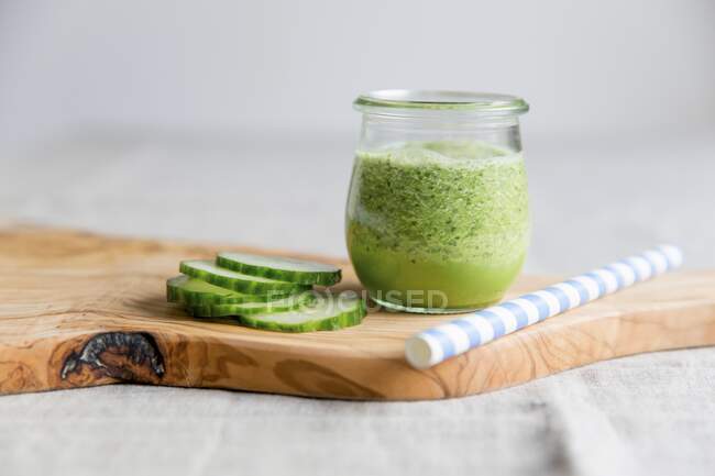 Um smoothie verde com pepino — Fotografia de Stock