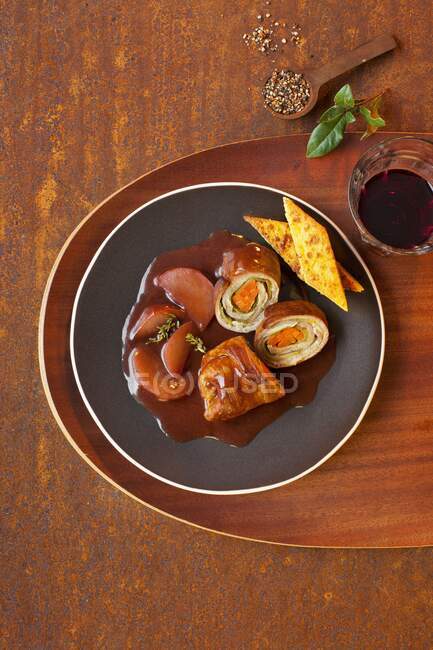 Beef roulade in a red wine gravy with polenta — Stock Photo