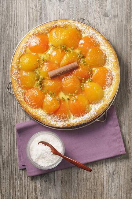 Apricot cake with pistachios and cinnamon — Stock Photo