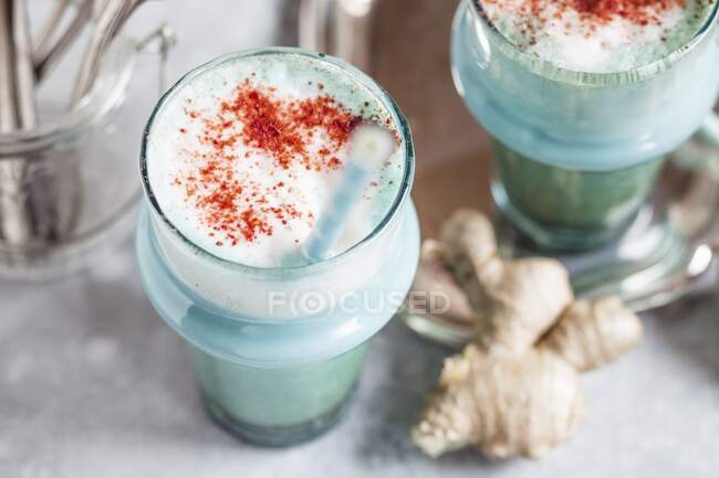 Smurf latte (вегетаріанське рослинне молоко, синя спіруліна, імбир і буряковий порошок ) — стокове фото