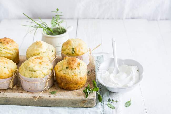 Muffin piccanti al formaggio con erbe aromatiche e yogurt — Foto stock