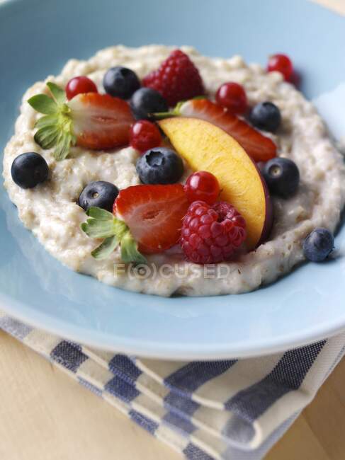 A bowl of porridge and fruit — Stock Photo