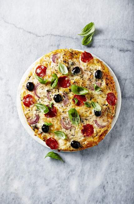Pizza con chorizo, formaggio e cipolla rossa — Foto stock