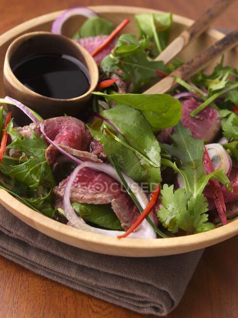 A bowl of thai beef salad — Stock Photo