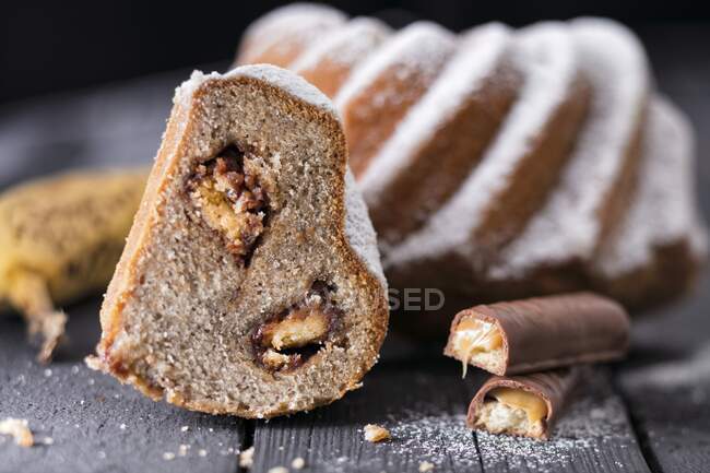 Gugelhupf with chocolate and caramel biscuit bars — Stock Photo