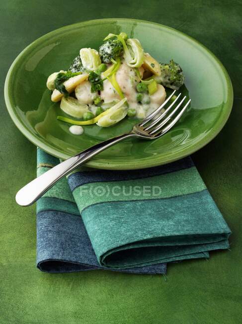 Grüner Salat mit Huhn und Gemüse — Stockfoto