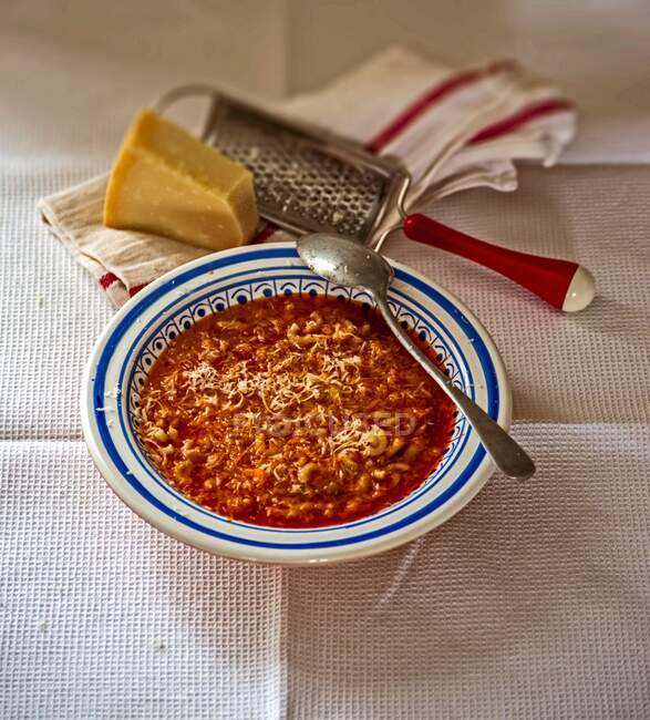 Pasta e fagioli sopa de feijão com macarrão, coberto com parmesão — Fotografia de Stock