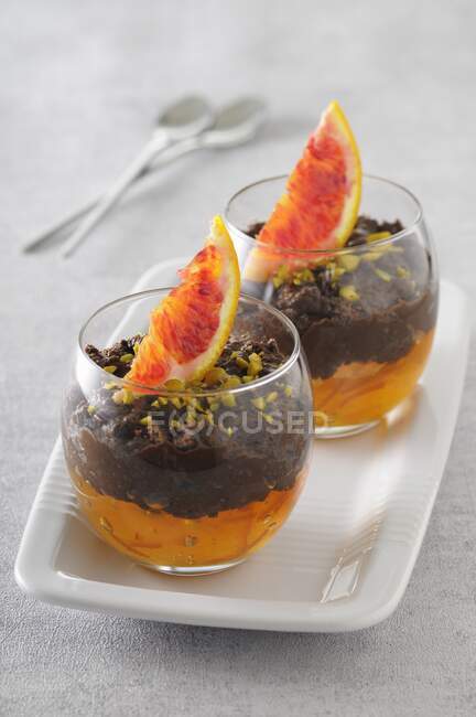 Pote de creme (sobremesa de chocolate, França) no engarrafamento de laranja de sangue — Fotografia de Stock