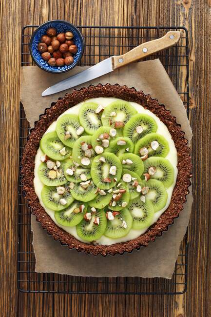 Chocolate tart with vanilla cream and kiwi — Stock Photo