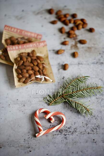 Rosemary and chilli almonds with a candy cane heart — Stock Photo