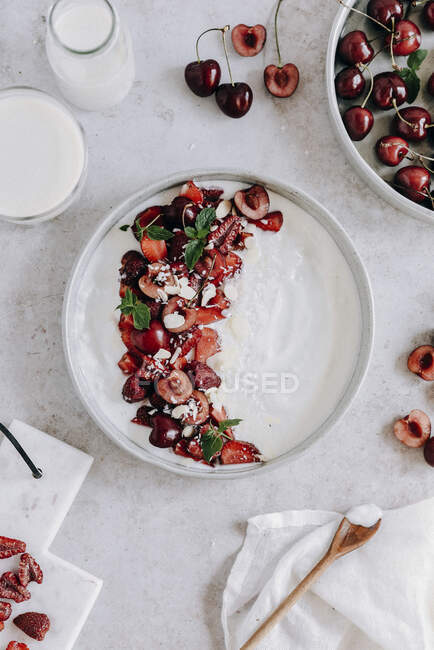 Yogurt with cherries and strawberries — Stock Photo