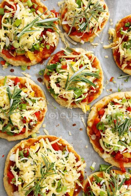 Pizzas vegetarianas com pimenta vermelha e alecrim — Fotografia de Stock