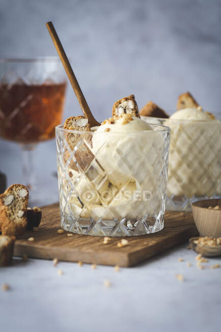 Vin Santo ice cream with almond brittle and homemade cantuccini — Stock Photo