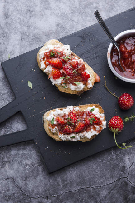 Toasted bread with vegan cottage cheese and strawberry chili chutney — Stock Photo