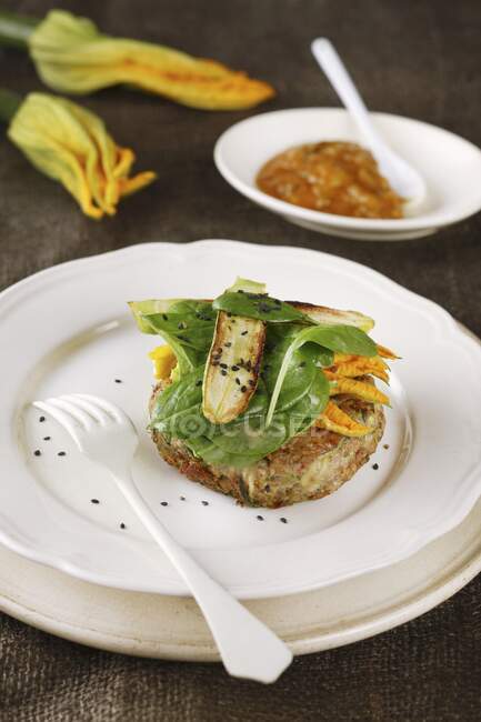 Кургет и зерновые оладьи со шпинатным салатом — стоковое фото