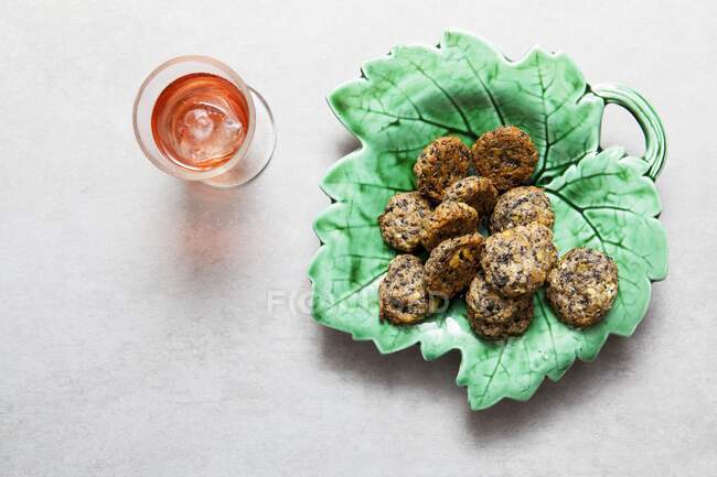 Оливкові тістечка з фетою та келихом трояндового вина — стокове фото