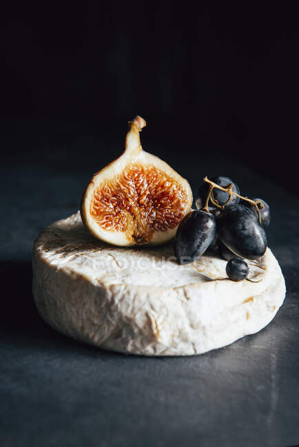 Сир Камамбер з виноградом та інжиром — стокове фото