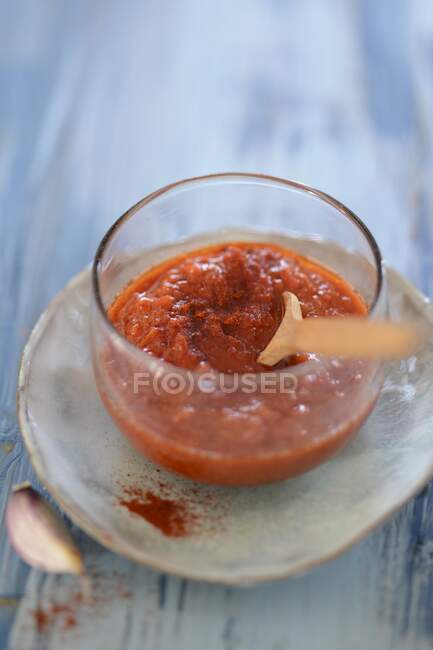 Rote Mojo-Sauce in einer Glasschale (Kanarische Inseln, Spanien)) — Stockfoto
