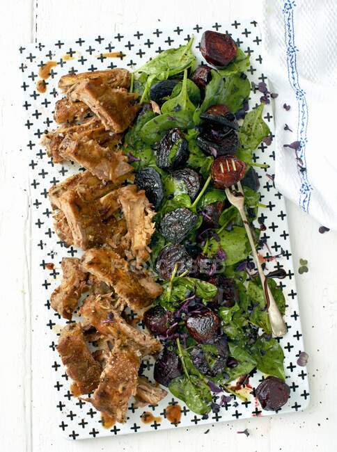 Costole alla griglia con spinaci e barbabietola — Foto stock