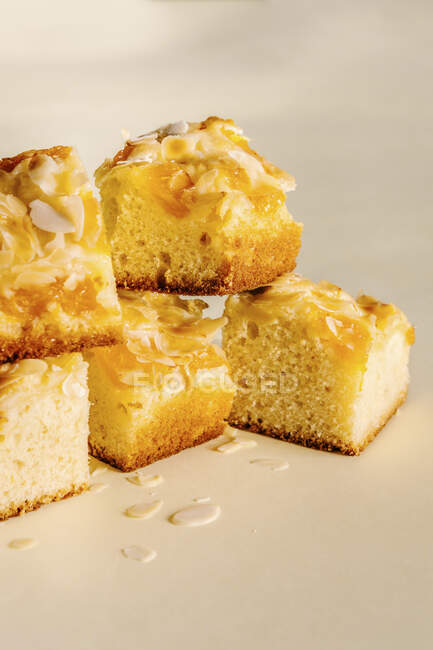 Tangerine and almond cake squares — Stock Photo