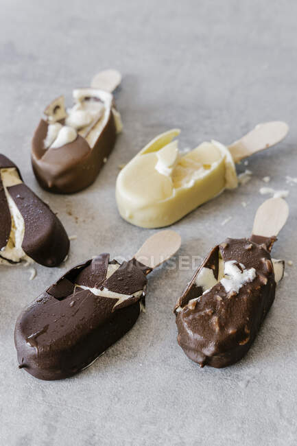 Assorted mini ice creams on sticks, crushed — Stock Photo