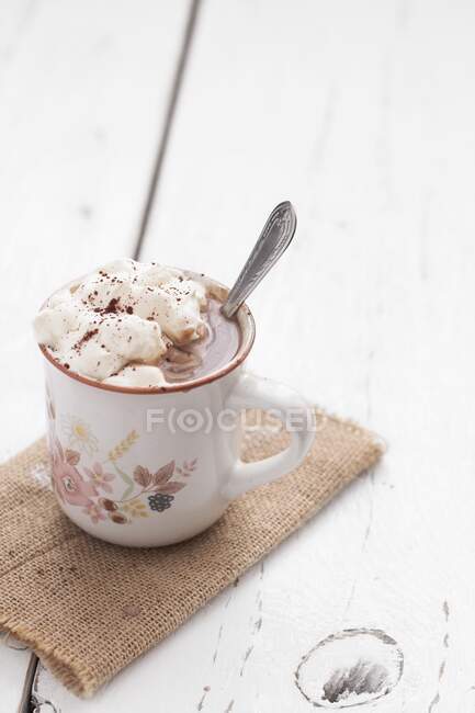 Домашний горячий шоколад со взбитыми сливками — стоковое фото