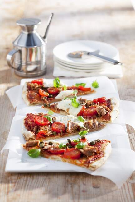 Fatias de pizza com tomate cereja e atum — Fotografia de Stock