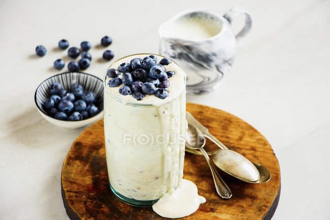Vanille-Smoothie mit Blaubeeren — Stockfoto