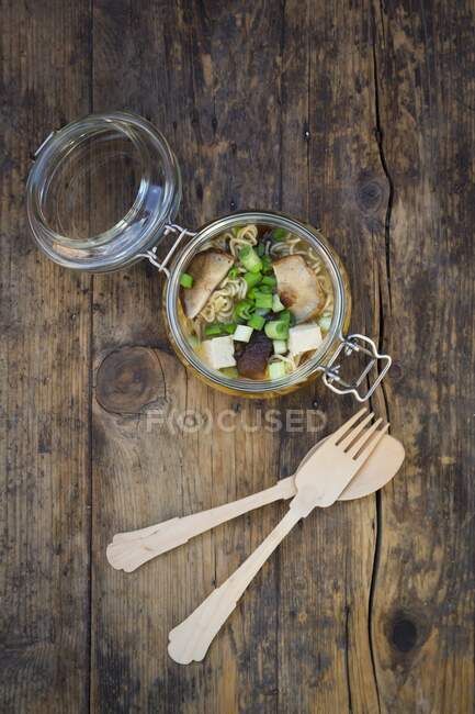 Sopa de ramen miso con champiñones shiitake, tofu y cebolla de primavera - foto de stock