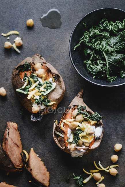 Baked sweet potatoes with kale and chickpeas — Stock Photo