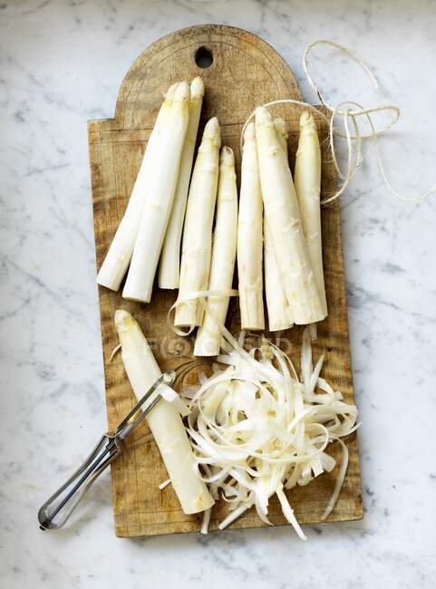White asparagus, partly peeled — Stock Photo
